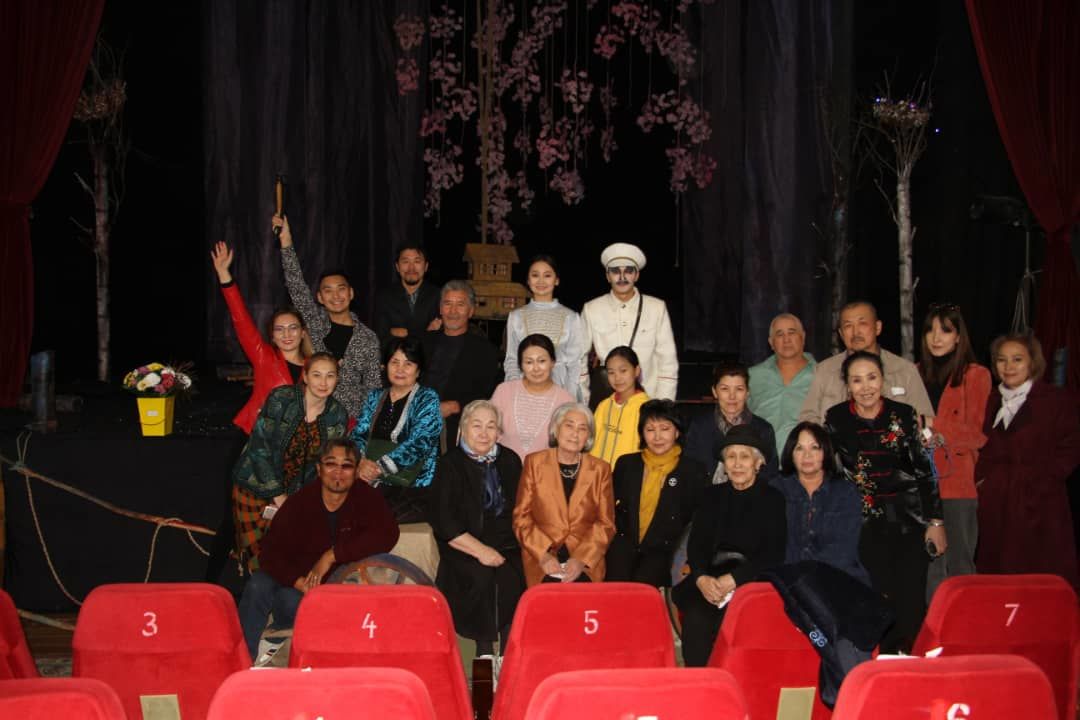 Спектакль «Три аршина земли» снова на киргизской сцене